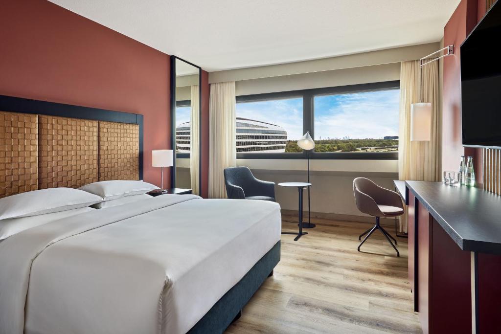 Sheraton Frankfurt Airport Hotel & Conference Center - Premium Kamer, Logeerkamer, 1 Koning Of 1 Koningin