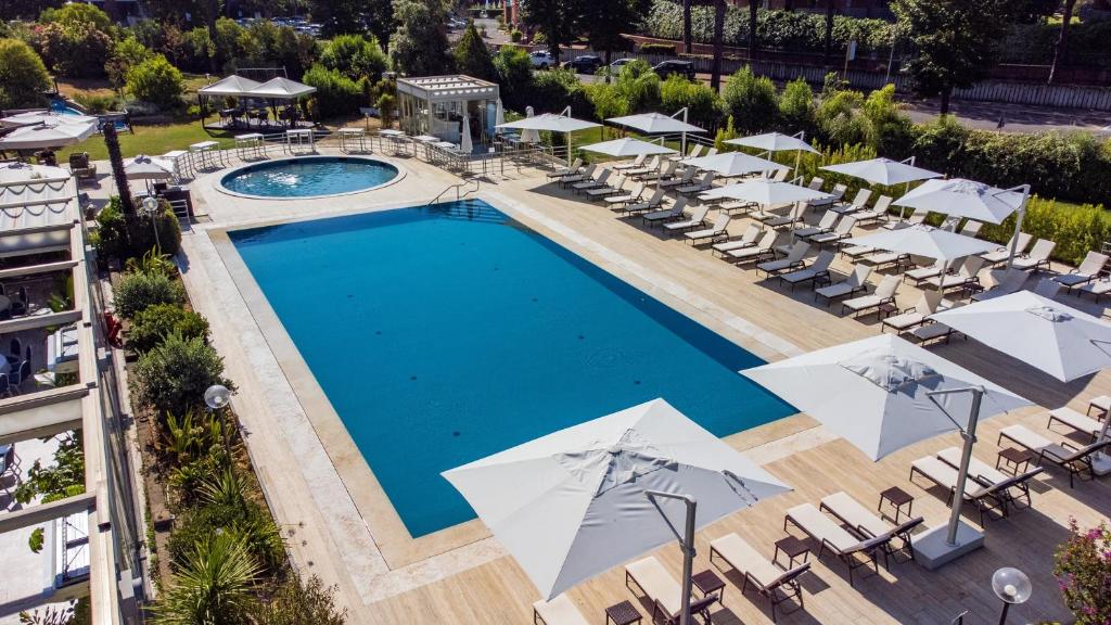 Bazén v ubytovaní Holiday Inn Rome - Eur Parco Dei Medici by IHG alebo v jeho blízkosti