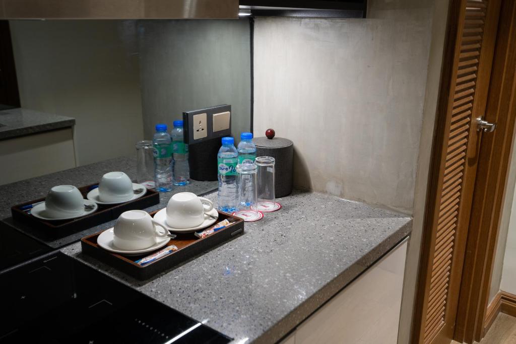 Příslušenství pro přípravu čaje a kávy v ubytování One Euphoria Luxe Hotel