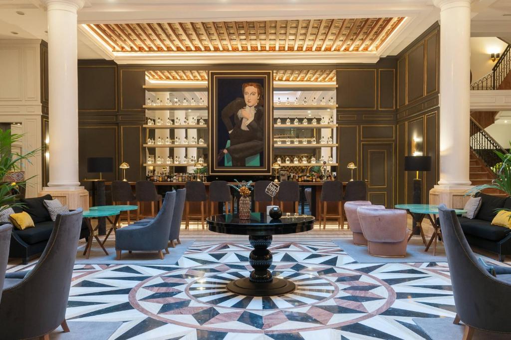 A seating area at Eugenia de Montijo, Autograph Collection
