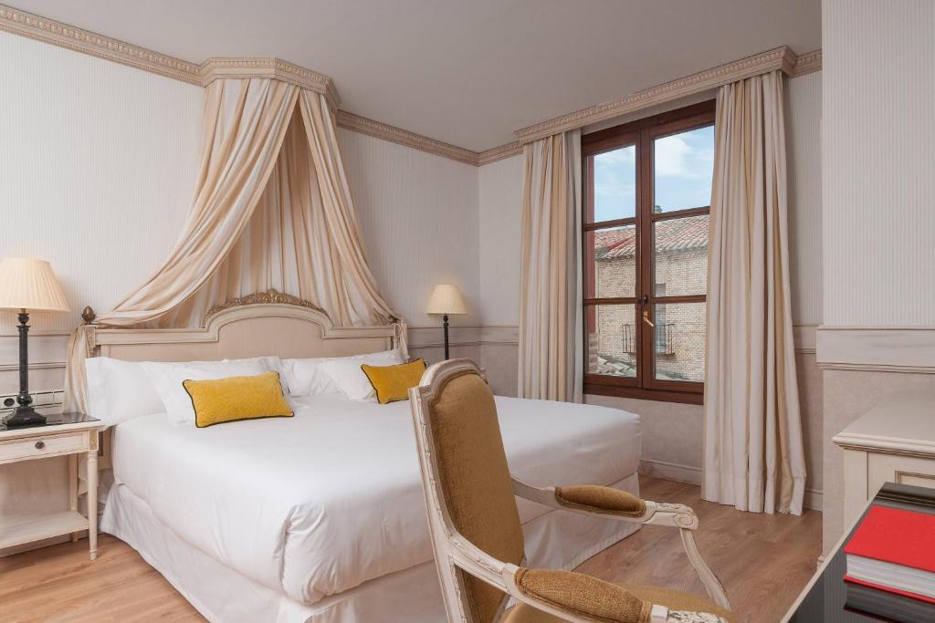 A bed or beds in a room at Eugenia de Montijo, Autograph Collection