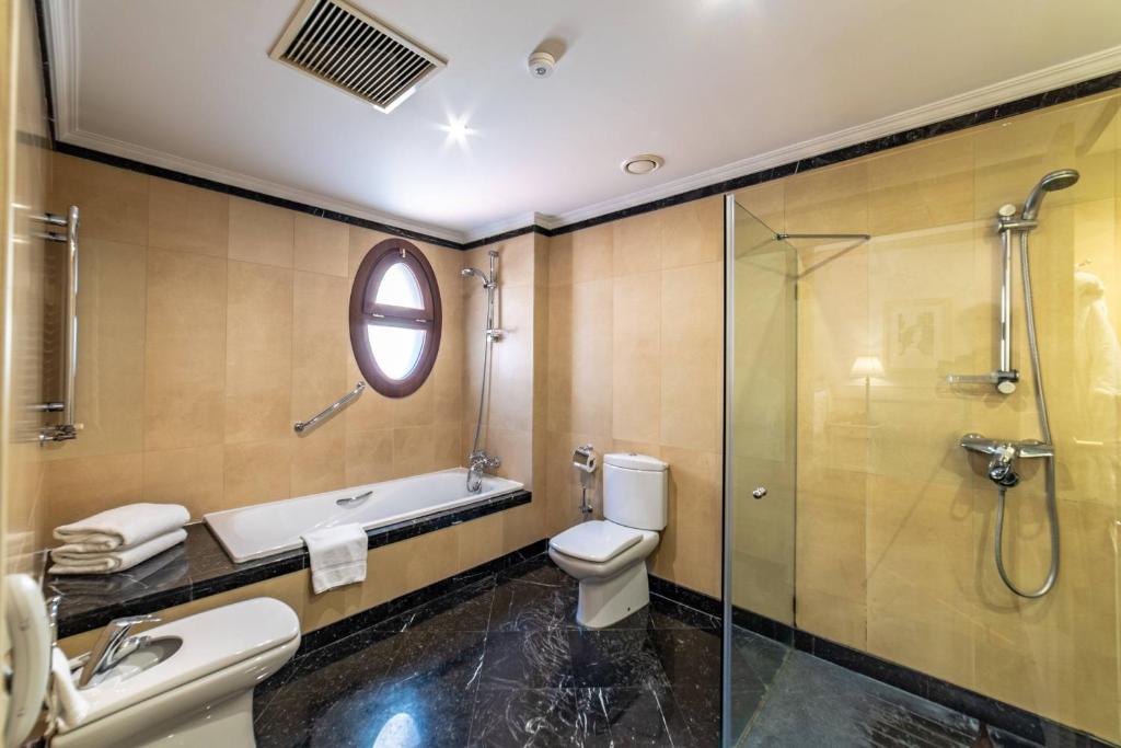 A bathroom at Eugenia de Montijo, Autograph Collection