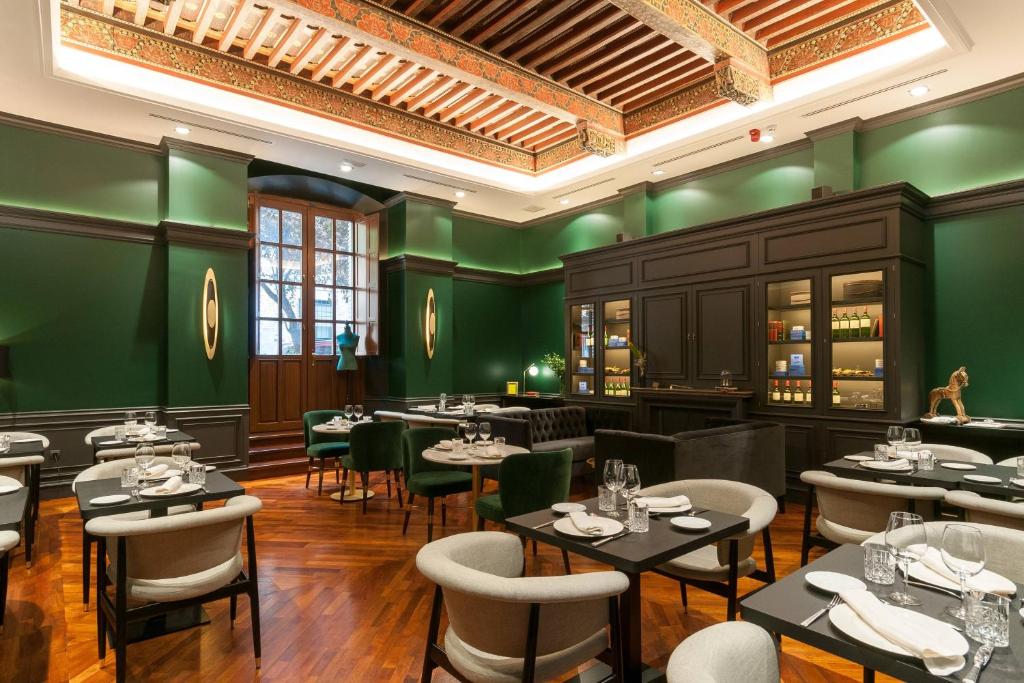 A seating area at Eugenia de Montijo, Autograph Collection