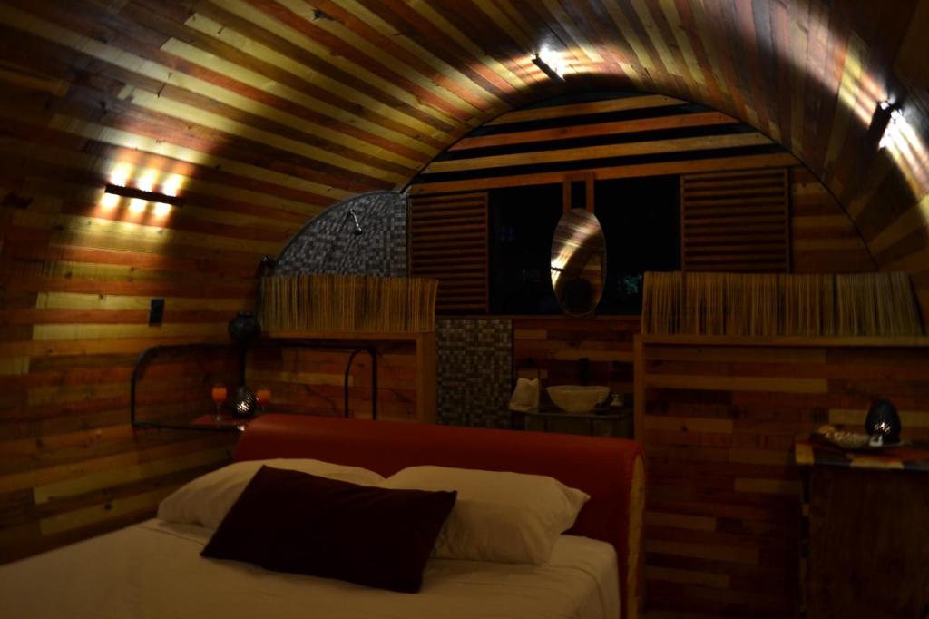 Postel nebo postele na pokoji v ubytování HOTEL EXTASIS ZIPOLITE nudista