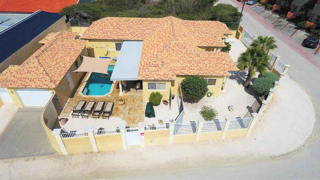 uma vista aérea de uma casa com piscina em Palm Beach Sunset Villa em Noord