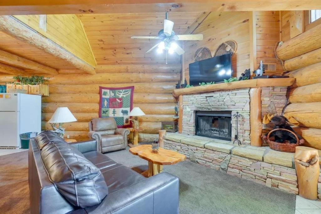 uma sala de estar com um sofá e uma lareira em LeConte Views cabin em Gatlinburg