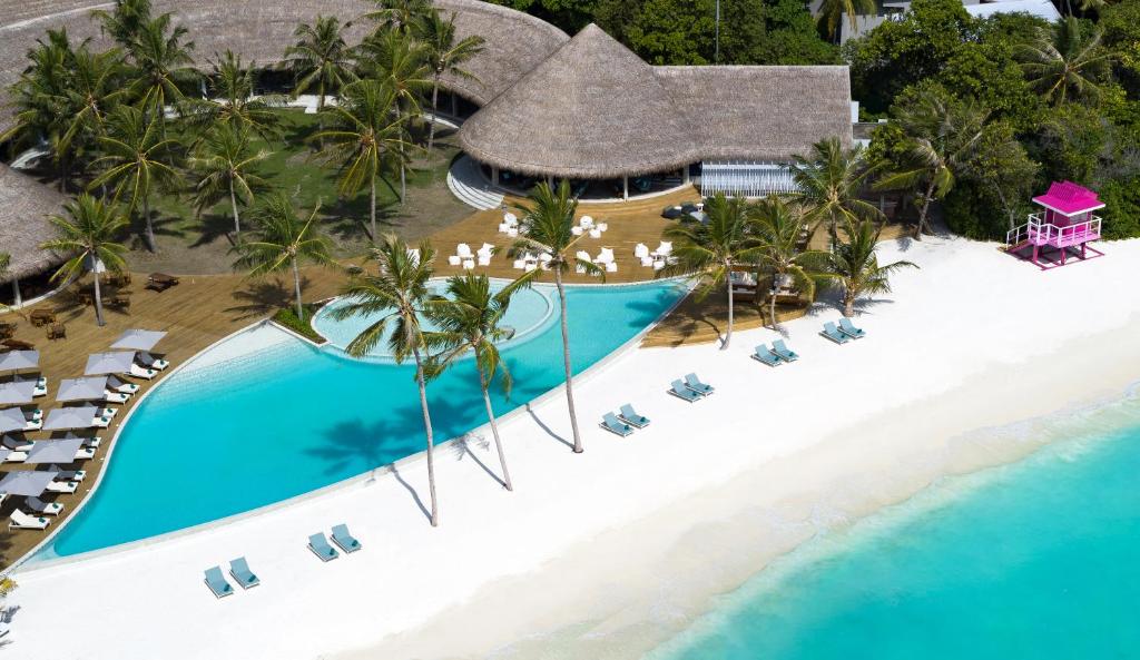 魯阿環礁的住宿－Ifuru Island Resort Maldives - 24-Hours Premium All-inclusive with Free Domestic Transfer，享有海滩和度假村的空中景致