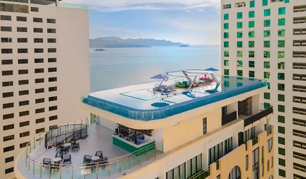 widok z góry na budynek z dwoma łodziami w obiekcie Grand Tourane Nha Trang Hotel w mieście Nha Trang