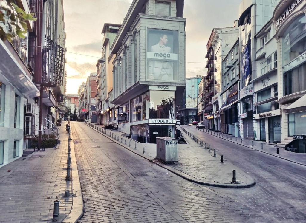 イスタンブールにあるHotel Süreyyaの建物の看板が立つ空き街道