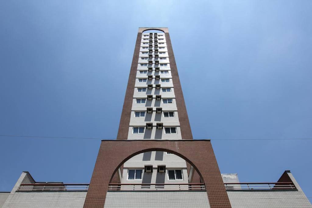uma torre alta no topo de um edifício em Apartamento Central - Andar alto em Joinville