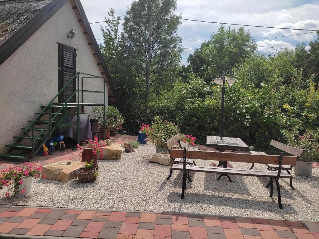 A garden outside Kenderhordó Pihenőház