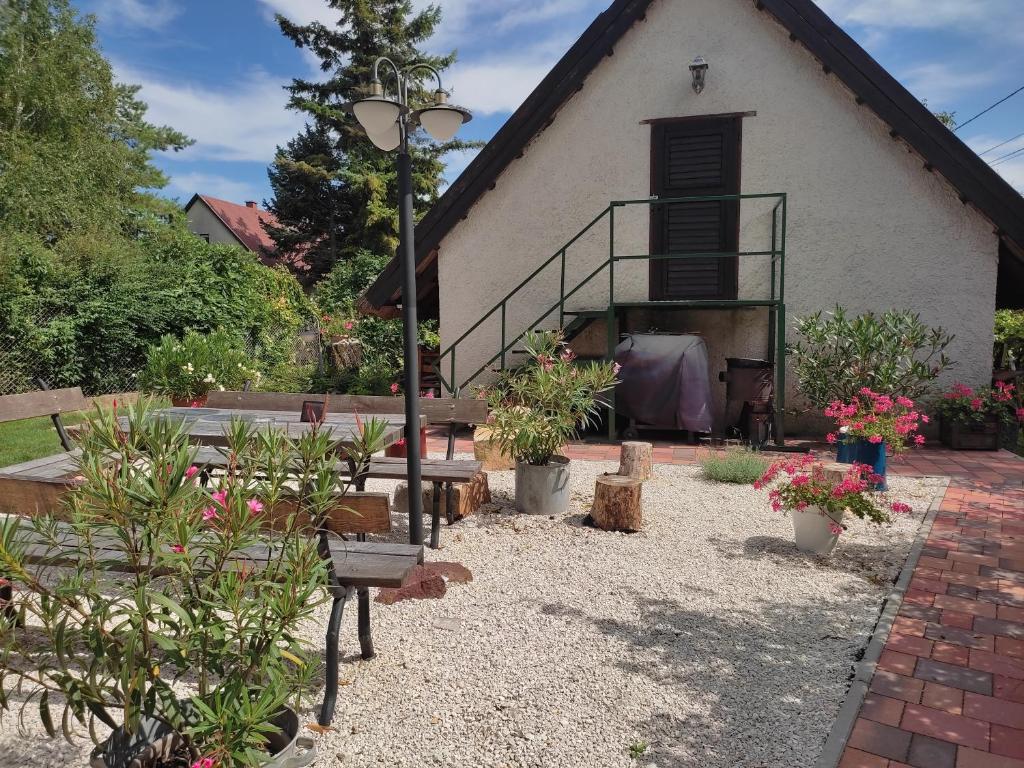 A garden outside Kenderhordó Pihenőház