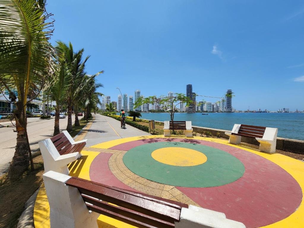 een park met banken en een kleurrijke cirkel op het water bij Apartment in Castillogrande in Cartagena