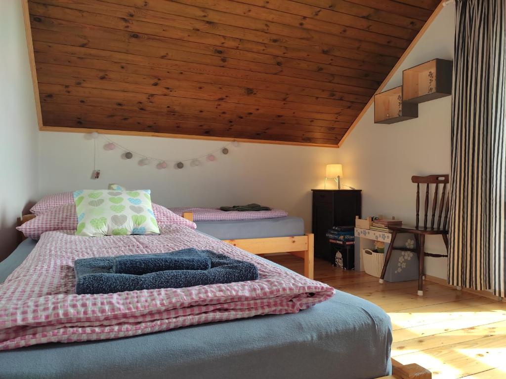 A bed or beds in a room at Kenderhordó Pihenőház