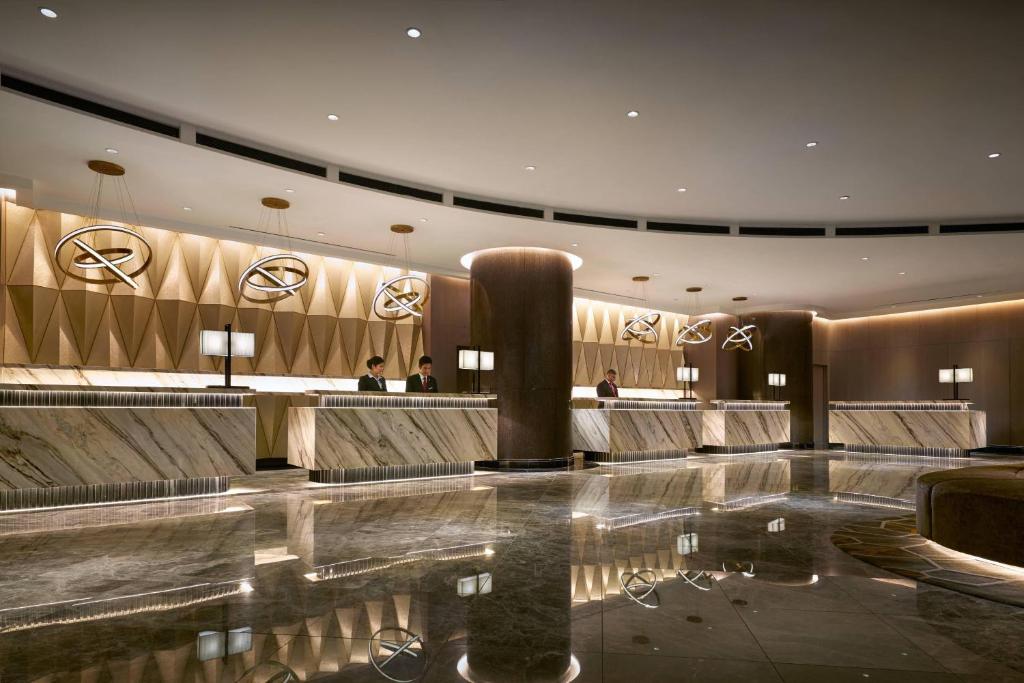 クアラルンプールにあるJW Marriott Kuala Lumpurのスイミングプール付きのホテルのロビー