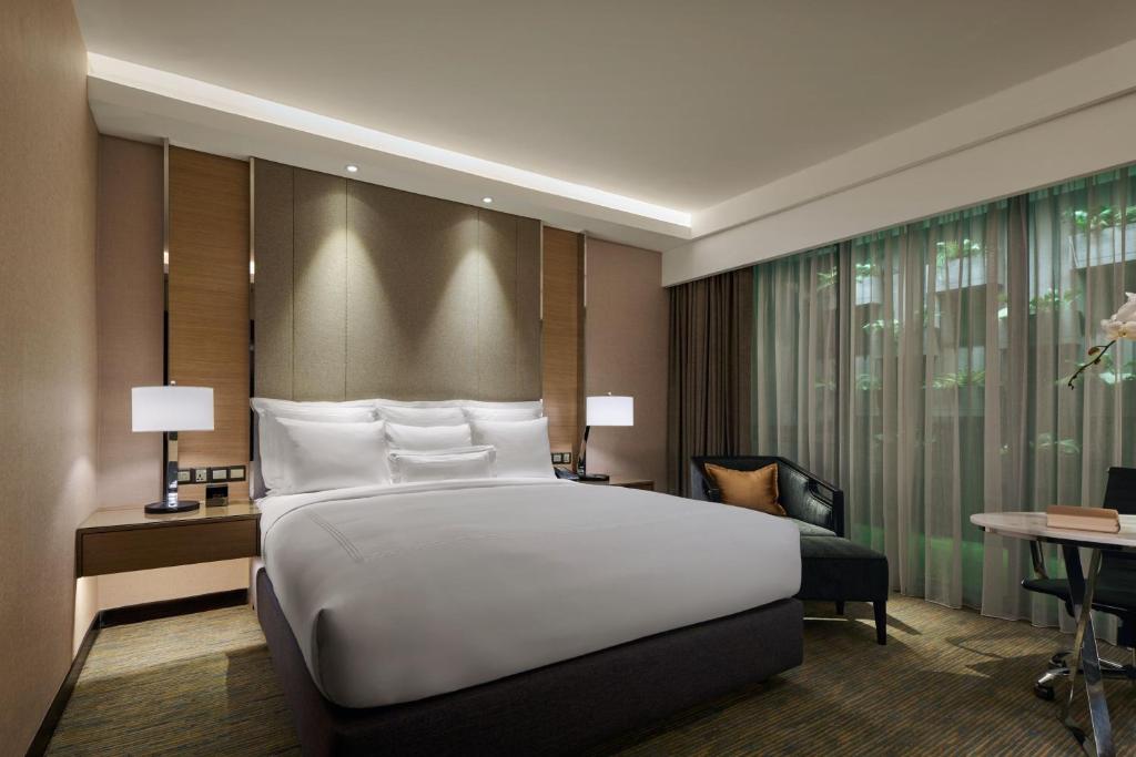 Postel nebo postele na pokoji v ubytování JW Marriott Kuala Lumpur