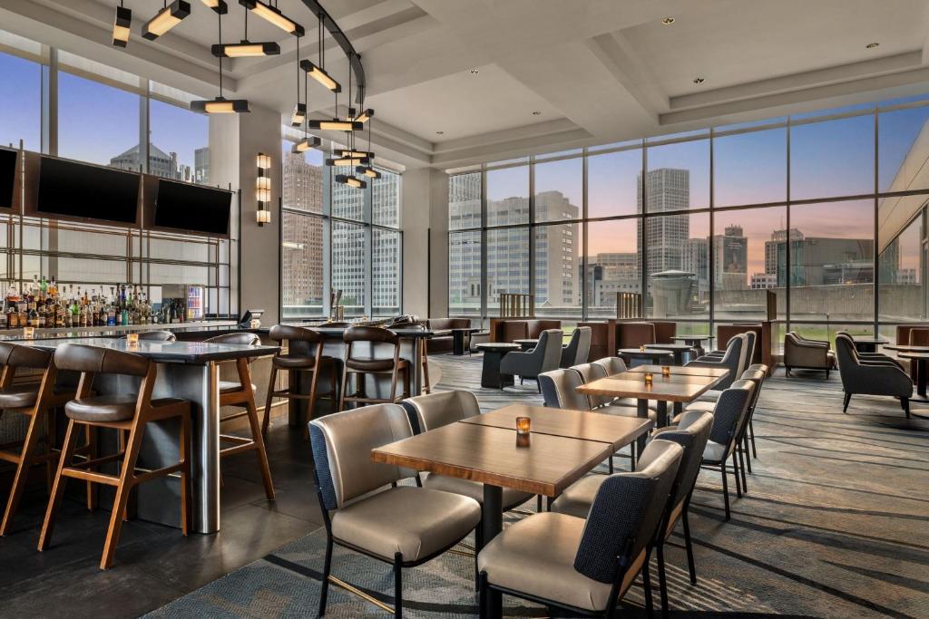 Detroit Marriott at the Renaissance Center photo
