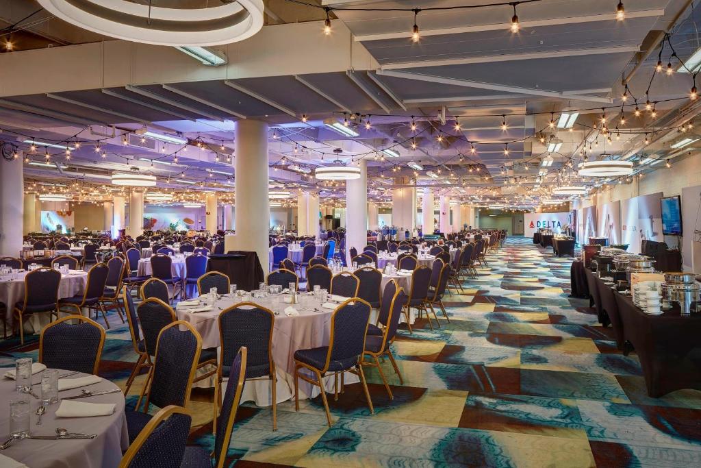 Detroit Marriott at the Renaissance Center photo