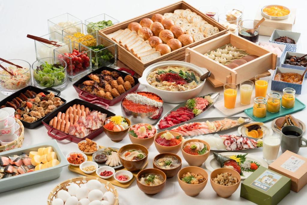 uma mesa com vários tipos diferentes de alimentos em Vessel Inn Takadanobaba Ekimae em Tóquio
