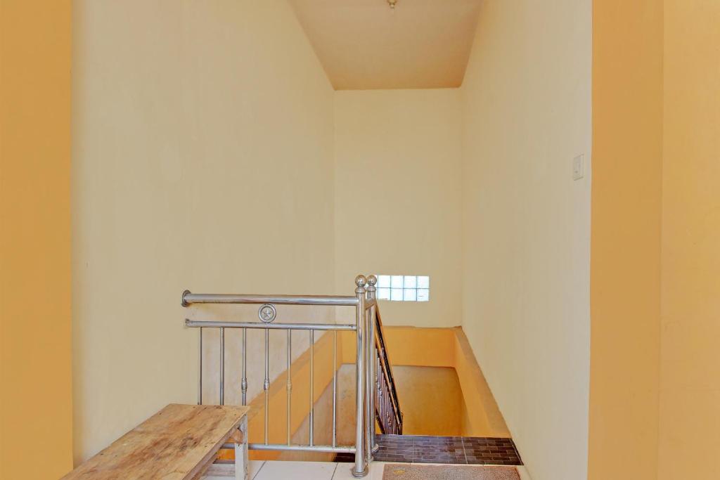 Zimmer mit einer Treppe und einer Holzbank in der Unterkunft OYO Life 92542 Griya Sakinah Syariah in Grobogan