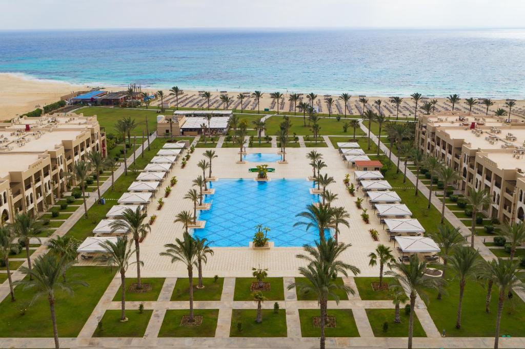 ein Luftblick auf ein Resort mit Pool und Strand in der Unterkunft Jaz Oriental, Almaza Bay in Marsa Matruh