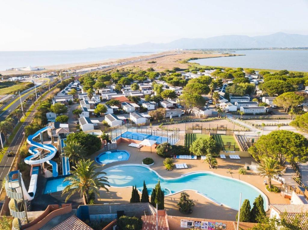 - une vue aérienne sur un complexe avec un parc aquatique dans l'établissement Bienvenu au Mar Estang, à Canet