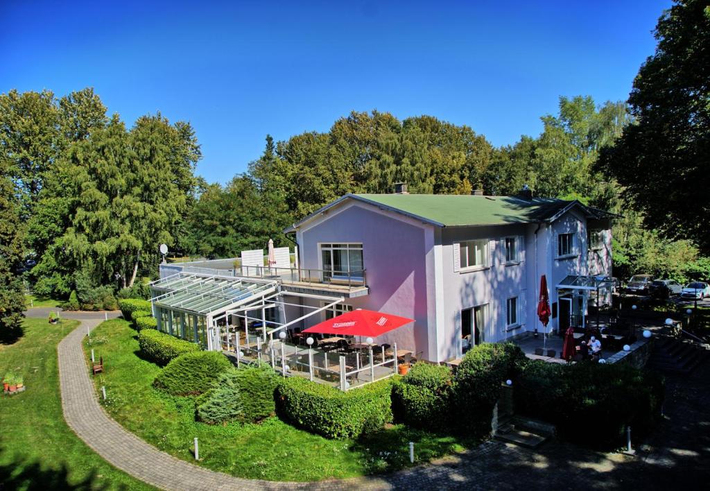 eine Luftansicht eines Hauses mit Garten in der Unterkunft Seehotel Frankenhorst - BW Signature Collection in Schwerin