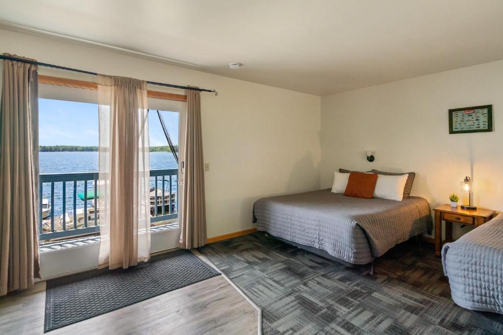 Fife Lake Lodge Double Queen Room with Lake Access, Fife Lake