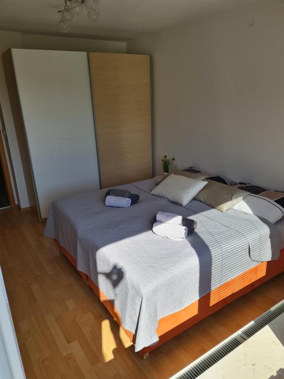 1 dormitorio con 1 cama grande y 2 toallas. en Apartment Carolina, en Rogašovci