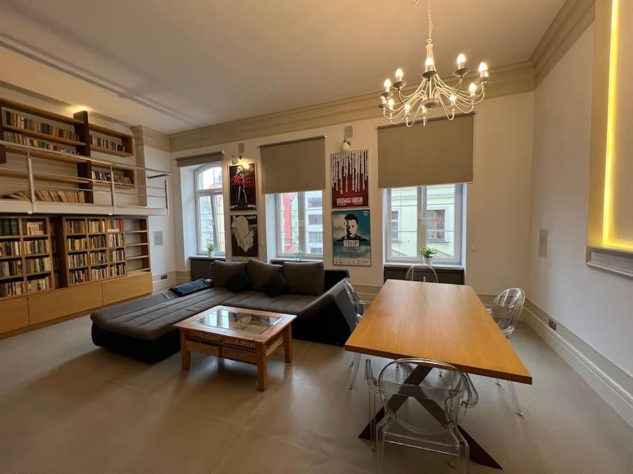 un soggiorno con divano e tavolo di Wroclove Loft Apartment a Breslavia