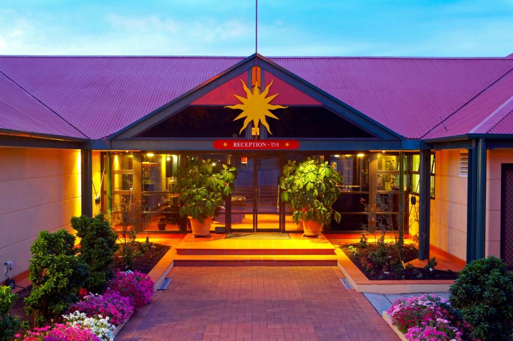 um edifício com um telhado roxo com um cartaz em Club Wyndham Port Stephens em Salamander Bay