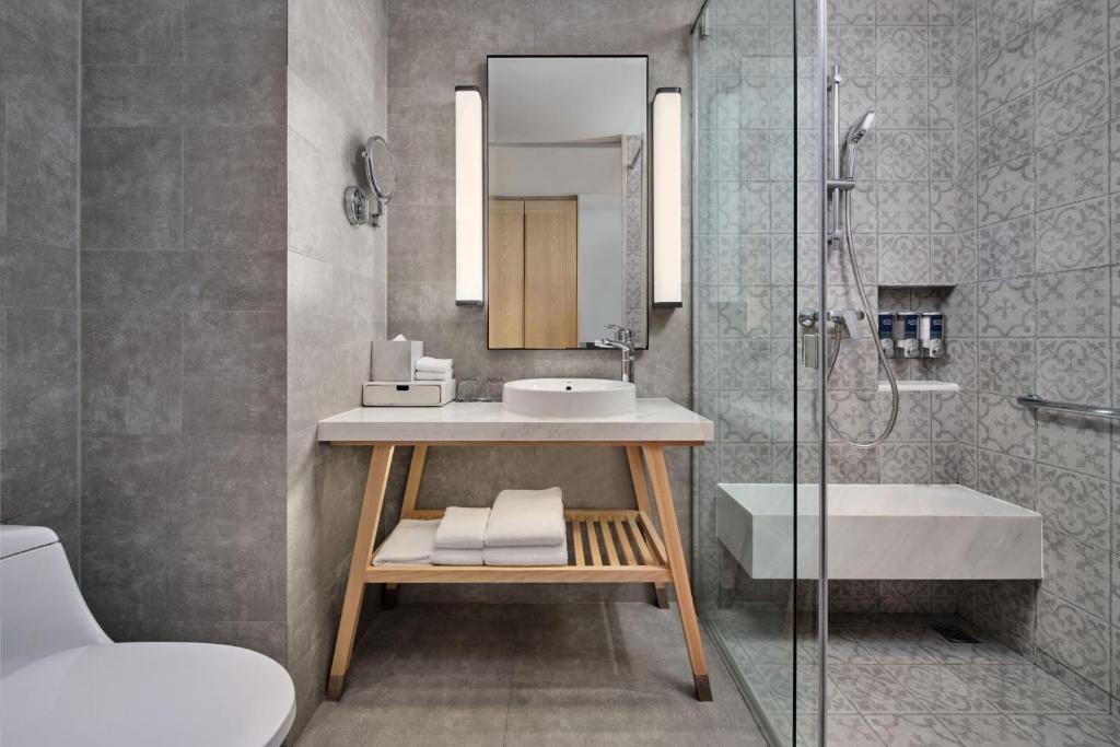 Four Points by Sheraton Phuket Patong Beach Resort - 5