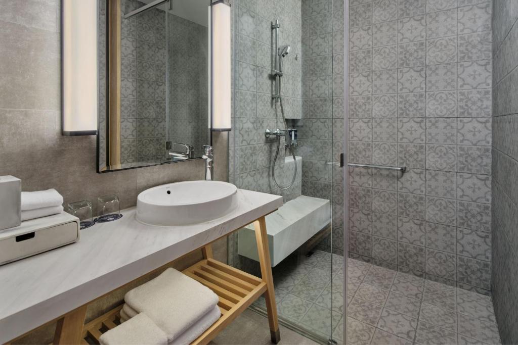 Four Points by Sheraton Phuket Patong Beach Resort - 6