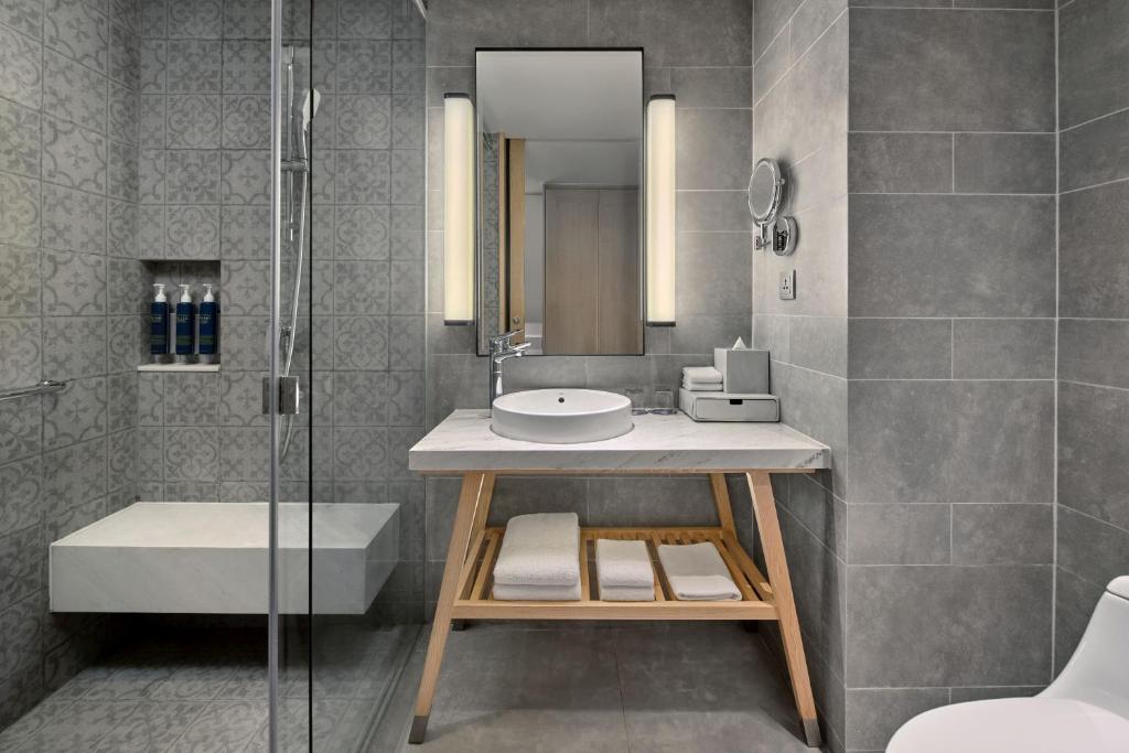 Four Points by Sheraton Phuket Patong Beach Resort - 11