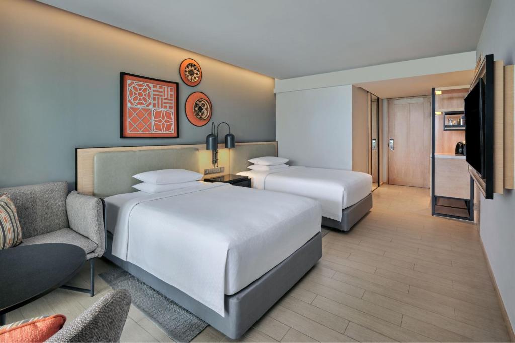 Four Points by Sheraton Phuket Patong Beach Resort - 9