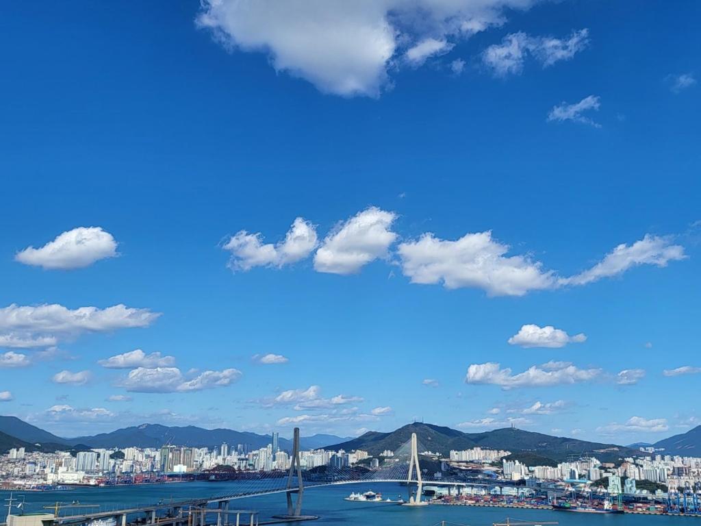 una vista de un puerto con una ciudad en el fondo en Mirage Yeondo Ocean view Rooftop, en Busan