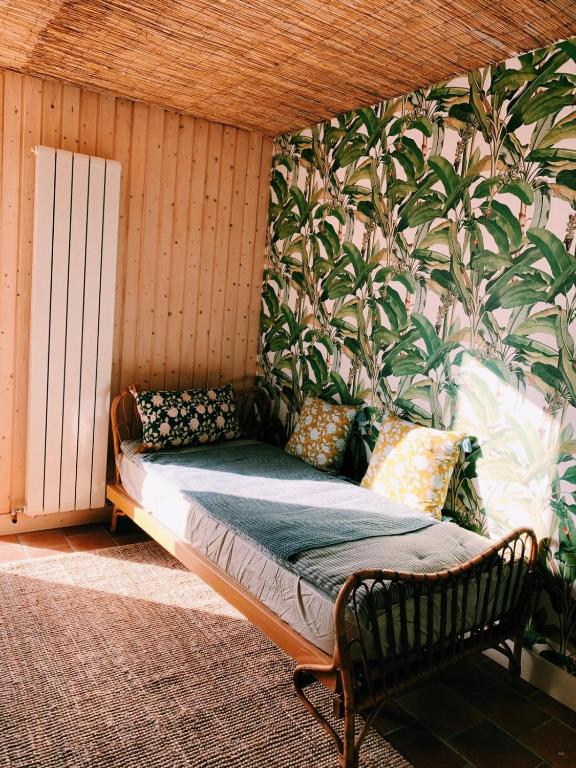 Ce lit se trouve dans un dortoir doté d'un mur de plantes. dans l'établissement Logement pour 2 près de la seudre, à Nieulle-sur-Seudre