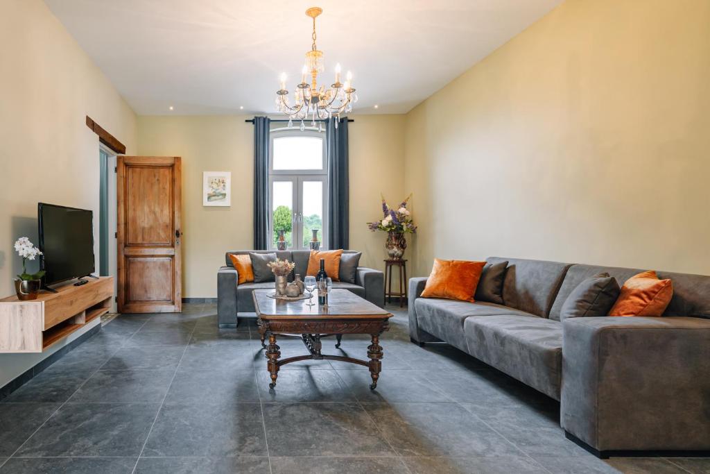 - un salon avec un canapé et une table dans l'établissement BuitenGewoon Libeek, à Sint Geertruid
