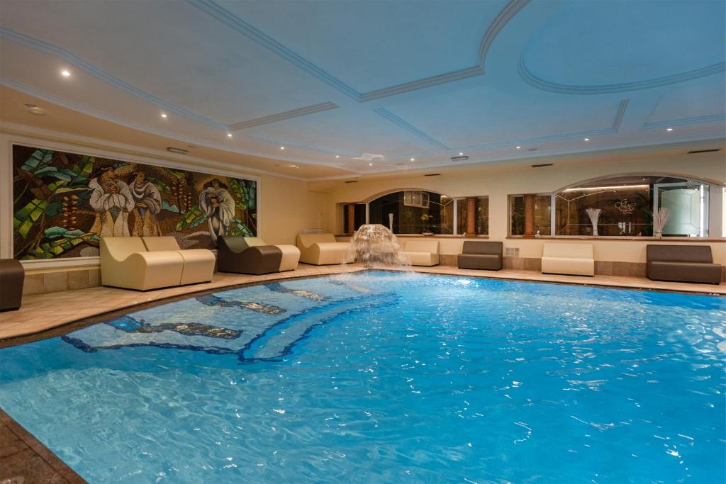 una grande piscina in una camera d'albergo con una grande piscina di Grand Hotel Liberty a Riva del Garda