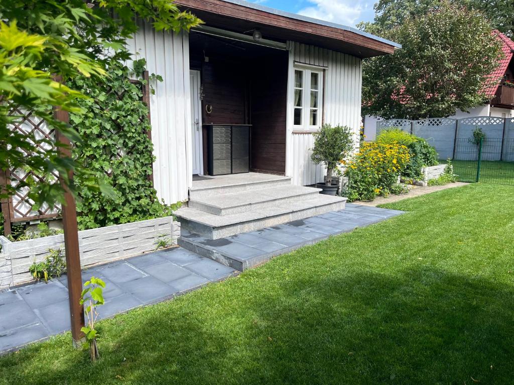 une maison avec des escaliers menant à la porte d'entrée. dans l'établissement Town meets Country, à Birkenwerder