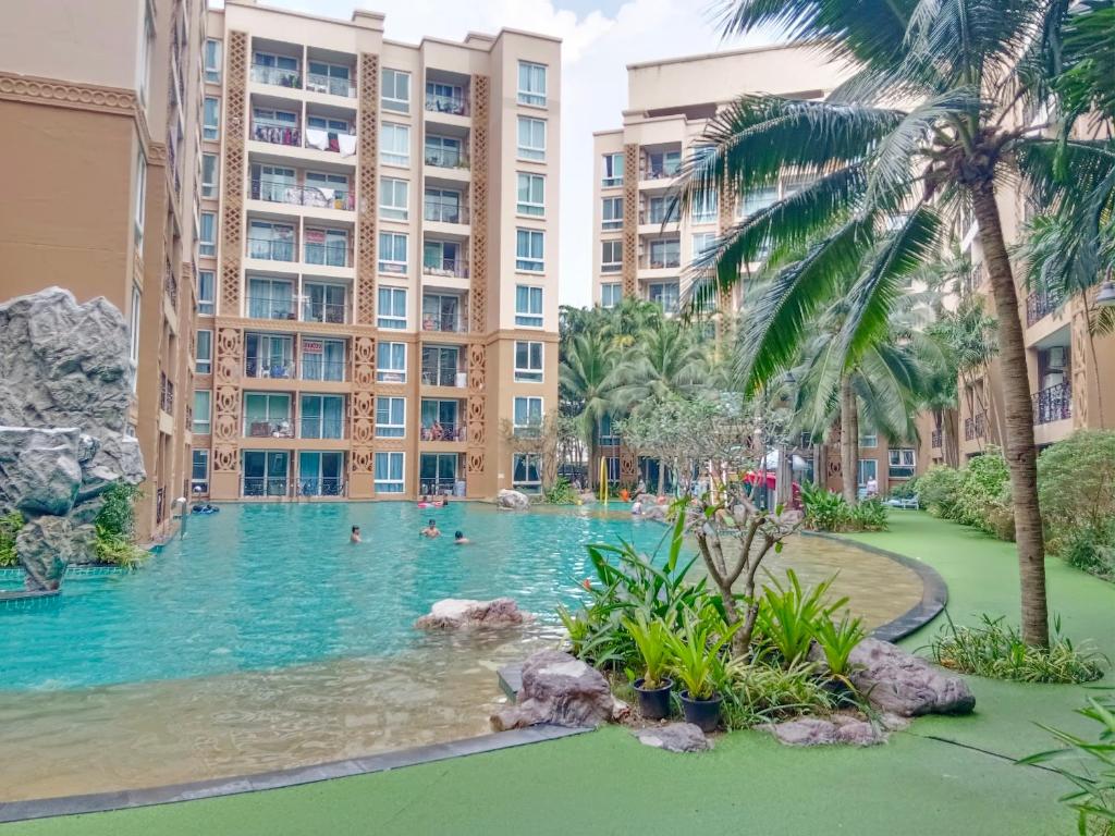 Bazén v ubytování Atlantis Condo Resort nebo v jeho okolí