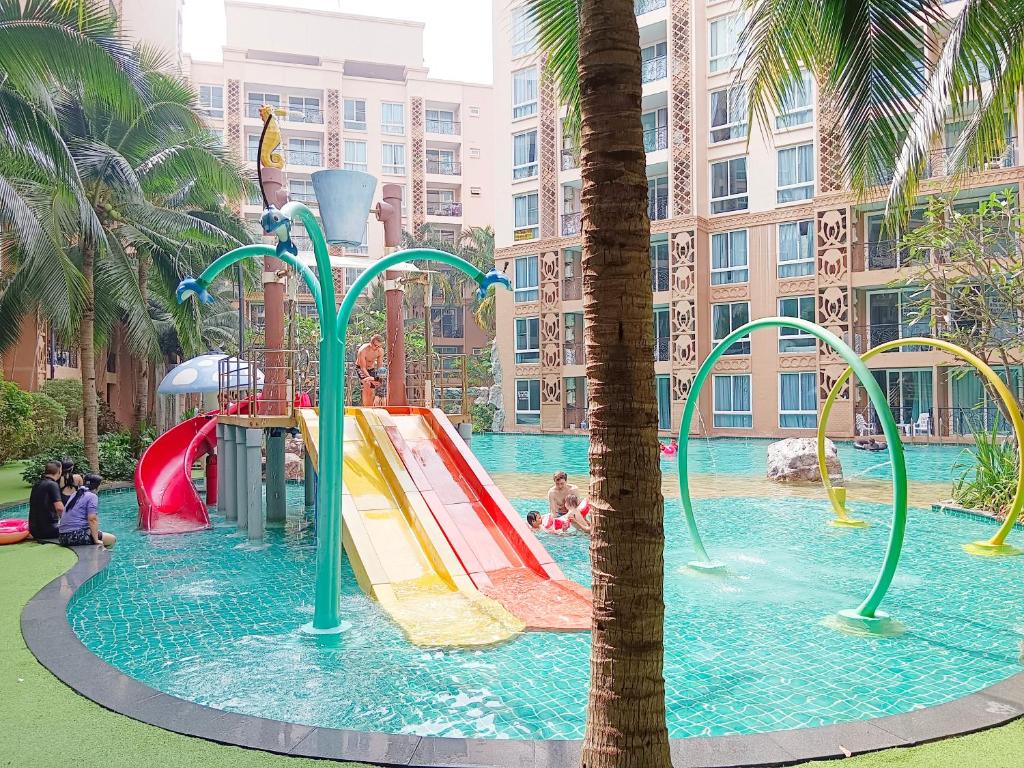 Bazén v ubytování Atlantis Condo Resort nebo v jeho okolí