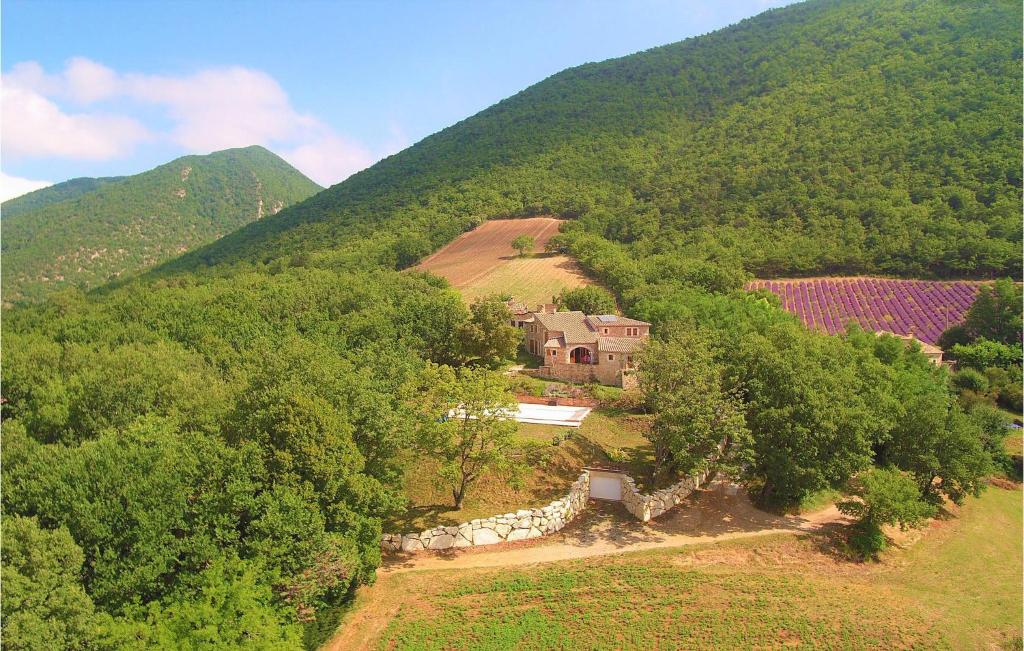 una vista aérea de una casa en medio de una montaña en Awesome Home In Dieulefit With Wifi, en Dieulefit