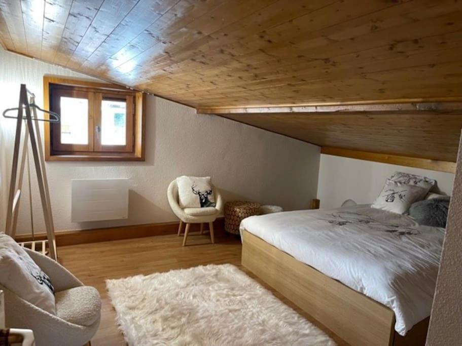 Cama ou camas em um quarto em Appartement de montagne refait &agrave; neuf, jolie vue et facilit&eacute; acc&egrave;s