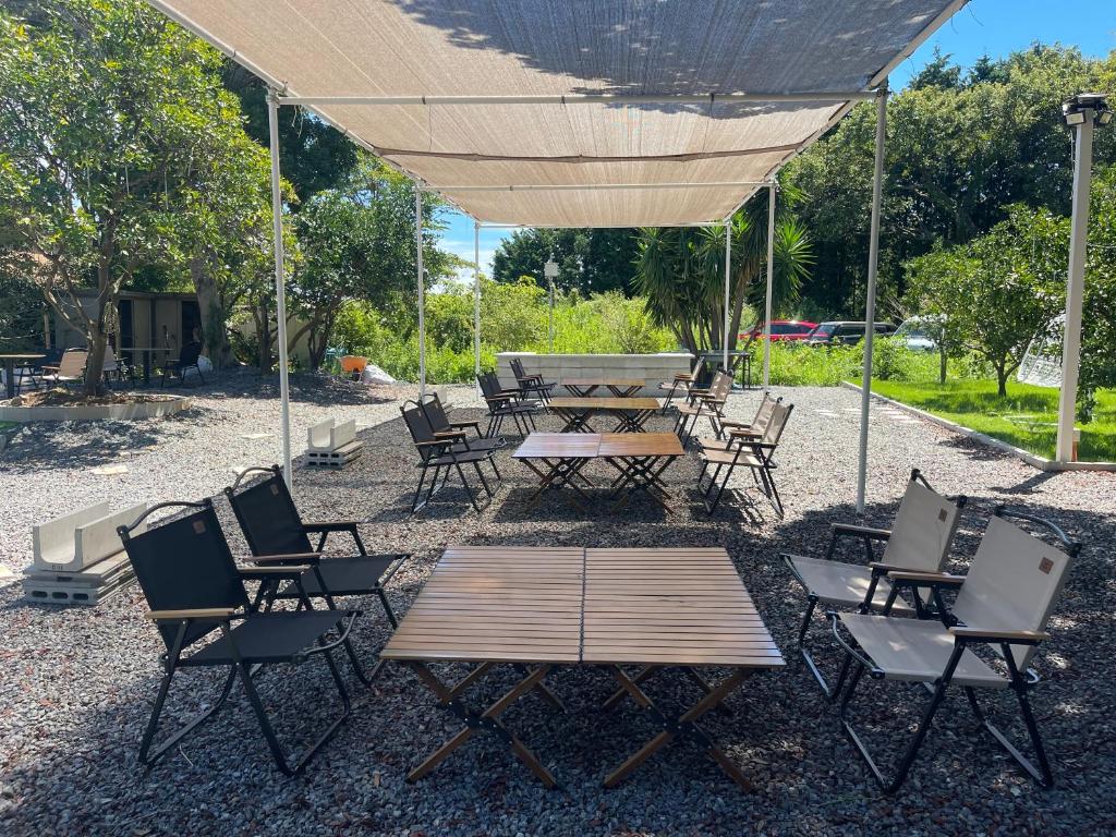 a picnic table and chairs under an umbrella at ホテルあけぼの in Gamagori