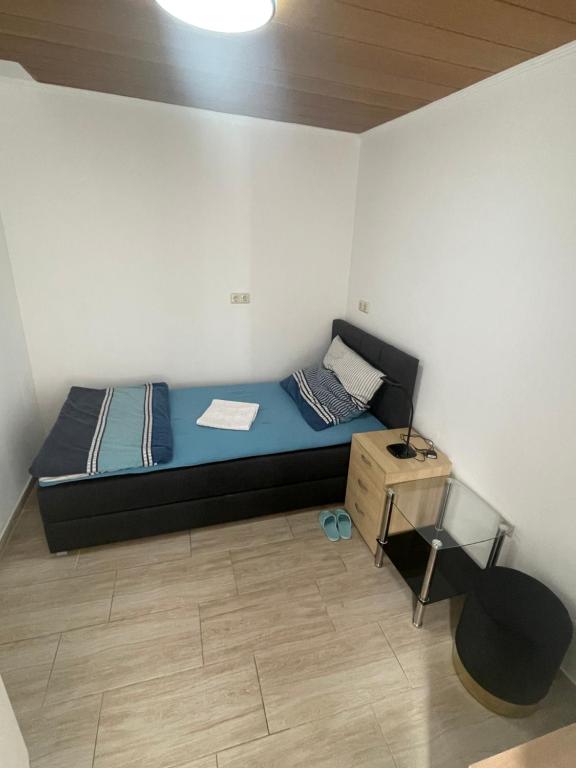 een kleine kamer met een bed en een tafel bij Kleine aber feies Zimmer in Falkenberg
