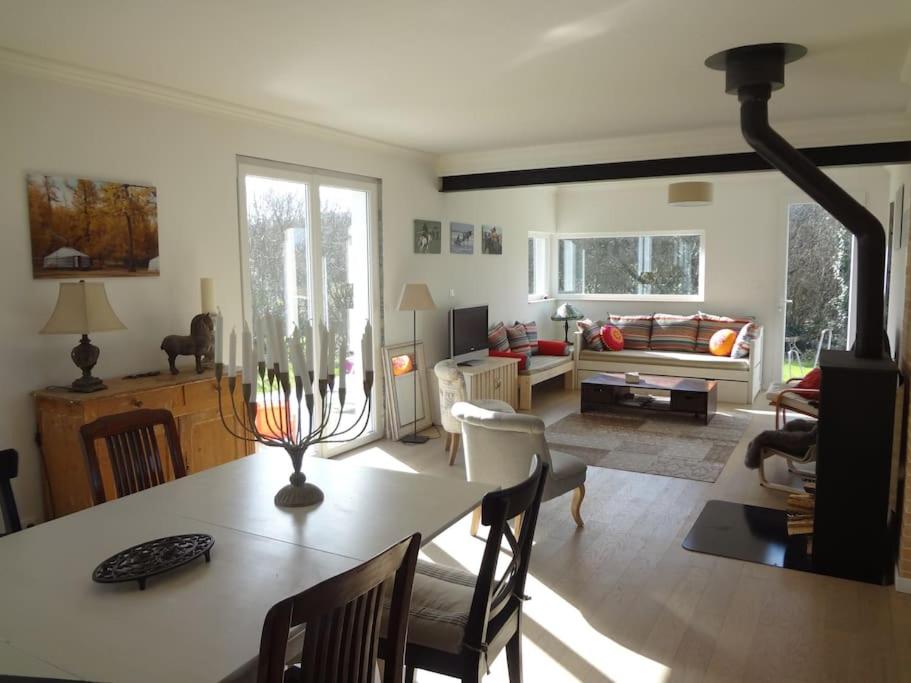 un salon avec une table à manger et un salon dans l'établissement Villa calme et lumineuse à 500m de la plage, à Trévou-Tréguignec
