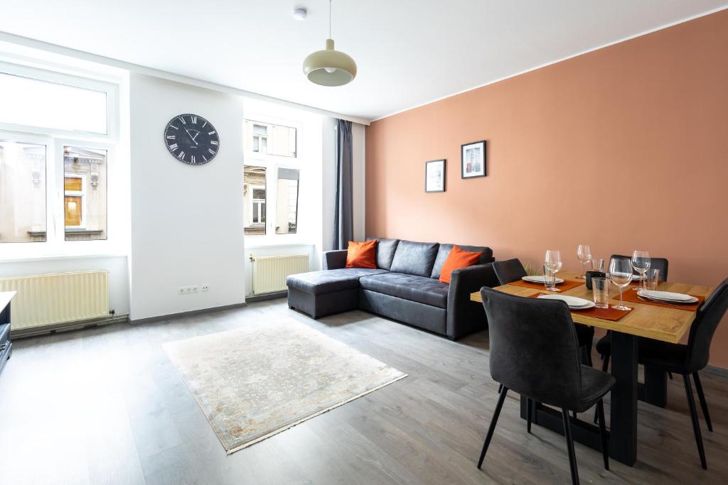 uma sala de estar com um sofá e uma mesa em Newly renovated, quiet street central apartment with two bedrooms em Viena