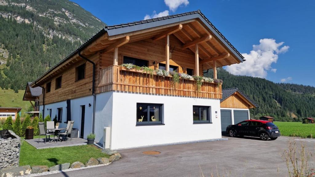 una casa con balcón en la parte superior en Hoamatgfühl, en Vorderhornbach