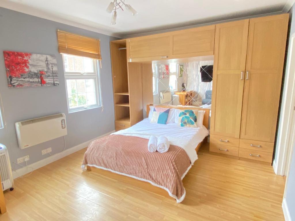 ein kleines Schlafzimmer mit einem Bett und einem TV in der Unterkunft Stunning 1-Bed Apartment in London in London